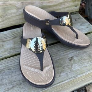 CROCS Thong Sandals Wedge Sanrah Brown  Hammered Gold Colored Accents Flip Flop